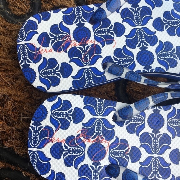 New Vera Bradley Cobalt Tile Flip Flops Size 5/6 - Picture 2 of 4